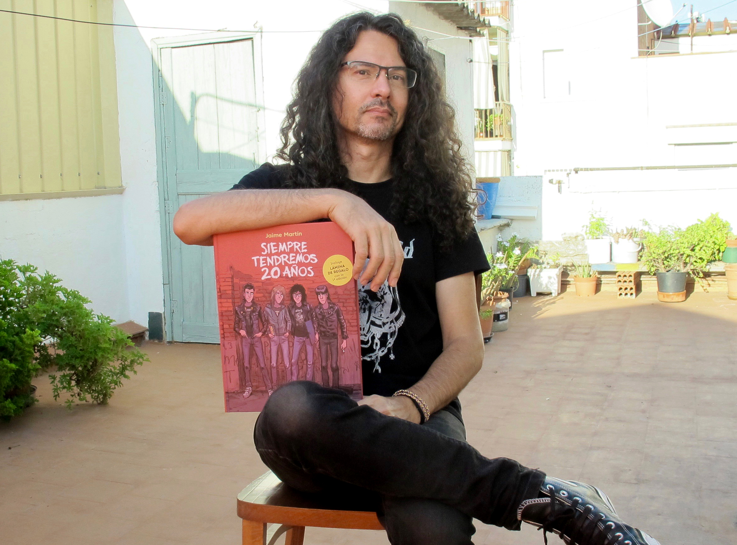 Jaime Martín posando con su libro "Siempre tendremos 20 años" en la mano.