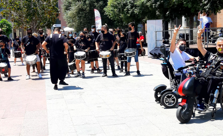 Membres de Sumem i músics a l'anual Marxa per l'Accessibilitat/ Font: @AssociacioSumem (Twitter)