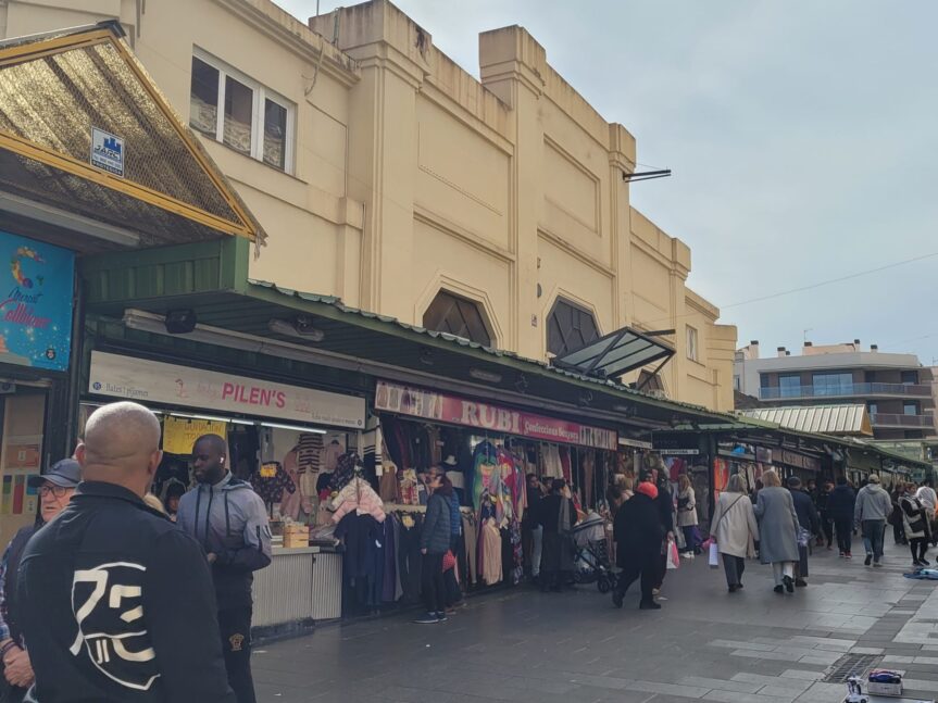 Los paradistas del exterior del Mercat de Collblanc viven desde el 2019 su Vía Crucis particular