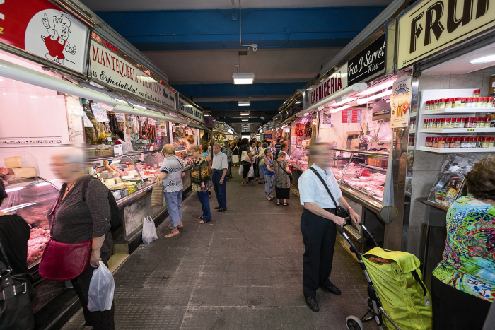 La Gran Superfície enfront del Mercat Municipal i la botiga de carrer