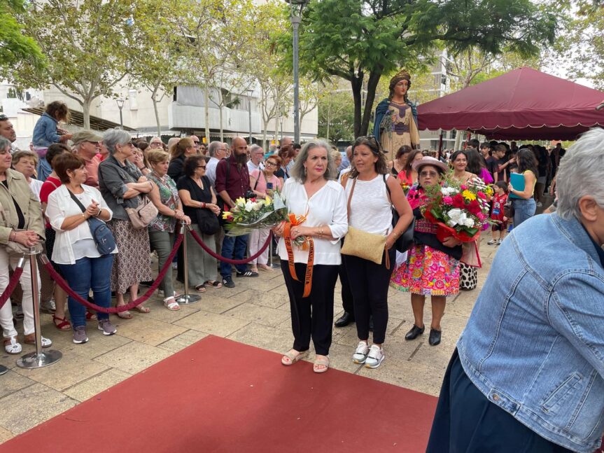 L’ofrena floral de la Diada serveix per recordar els 60 anys d’“Els altres catalans” de Francesc Candel, regidor de cultura al primer ajuntament democràtic