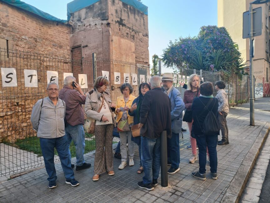 Veïns de La Torrassa recullen firmes per demanar la rehabilitació del Castell de Bellvís