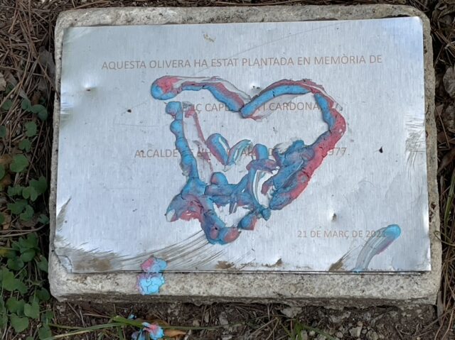 Una placa commemorativa abandonada