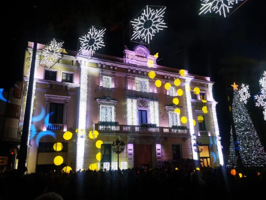 Quirós enceta el seu primer Nadal a la ciutat sense l’avet gegant de la plaça de l’Ajuntament ni els 12 avets dels barris