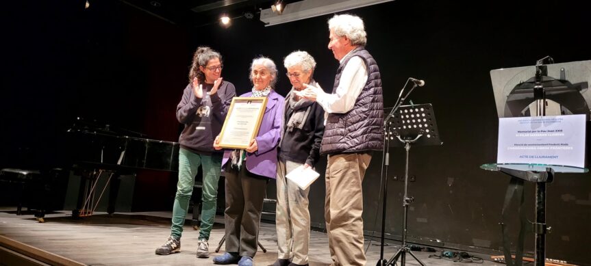 La sala Barradas es queda petita per retre un homenatge a M. Pilar Massana per l’atorgament del Memorial Joan XXIII instituït per la Universitat Internacional de la Pau