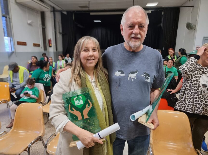 Merche Garcia i Pau Taxonera reben el premi “Si se puede” de mans de la PAH Ciutat de l’Hospitalet, en un acte emocionant a Bellvitge