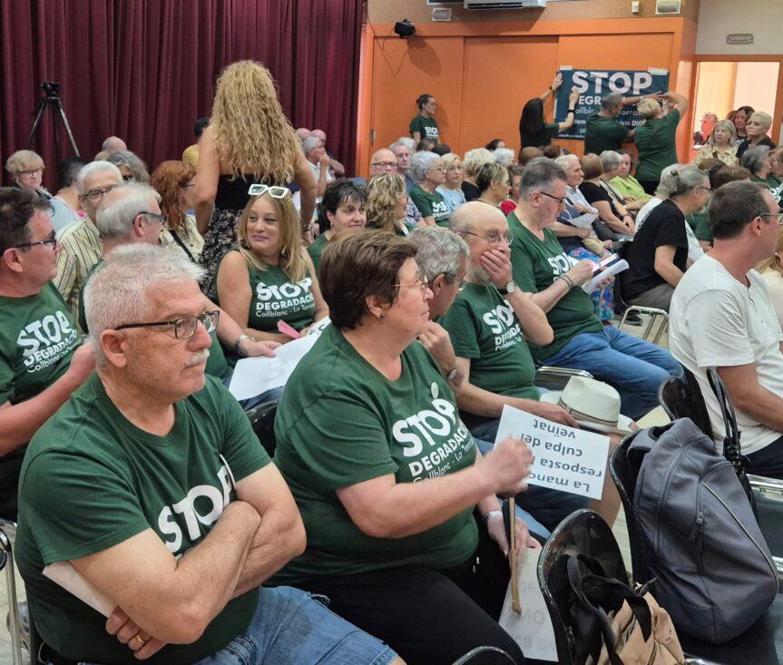 Los vecinos de Collblanc-La Torrassa expresan su hartazgo por el caos en que está sumido el barrio, en un Consell de Districte multitudinario
