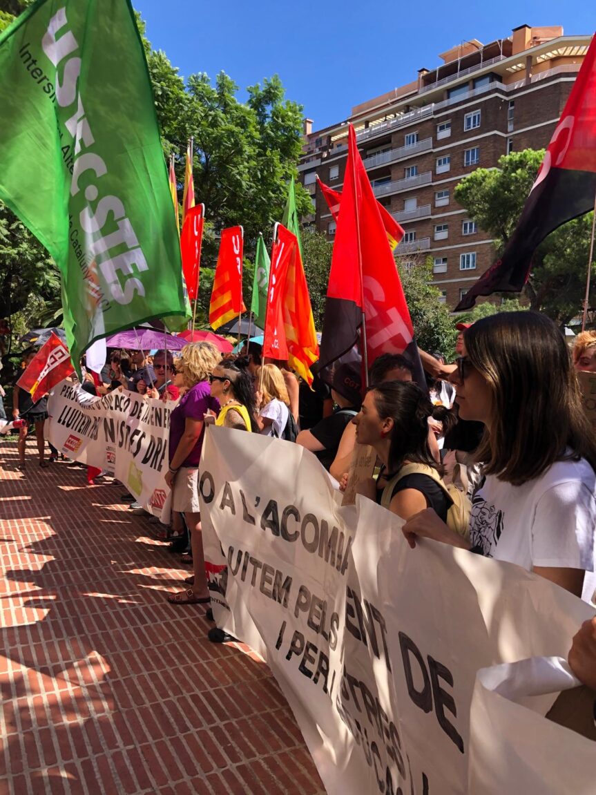 Els equips socials de les escoles de tot Catalunya es van concentrar ahir davant el Departament d’Educació per denunciar la no contractació de 128 professionals indispensables