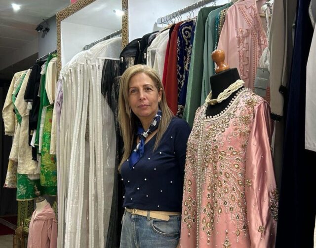 Fátima Laghrib, emprendedora de l’Hospitalet que diseña y alquila vestidos nupciales marroquíes