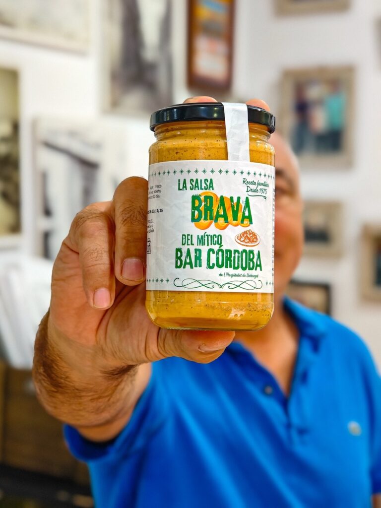Mañana, el popular Bar Córdoba de Pubilla Casas repartirá cien kilos de patatas bravas para inaugurar la comercialización de su legendaria salsa