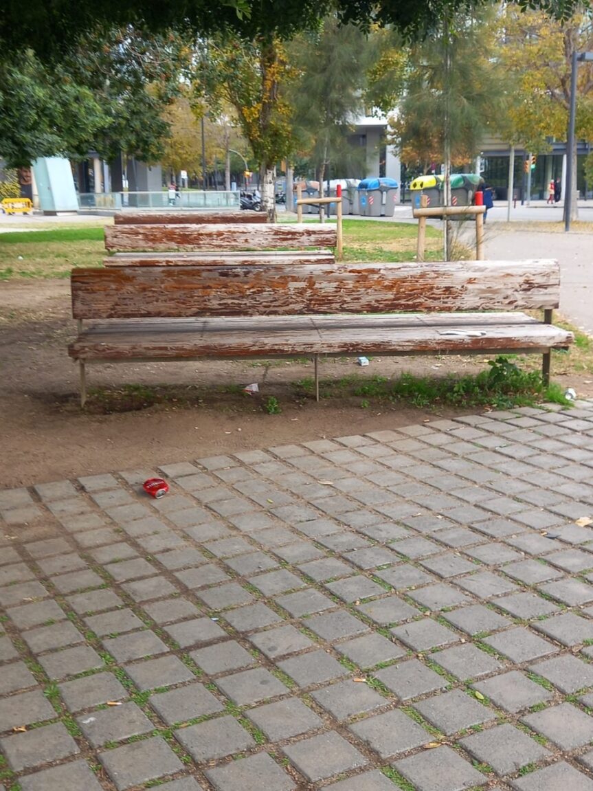 Els bancs de la plaça Europa, abandonats a la seva sort