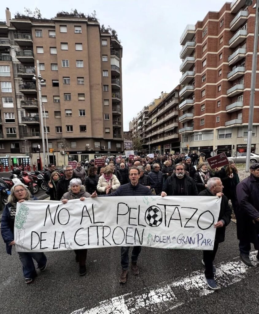 Nueva protesta vecinal contra la recalificación de la “Illa Citroën” de Barcelona, que sacrifica un 30% de zona verde para construir bloques de pisos