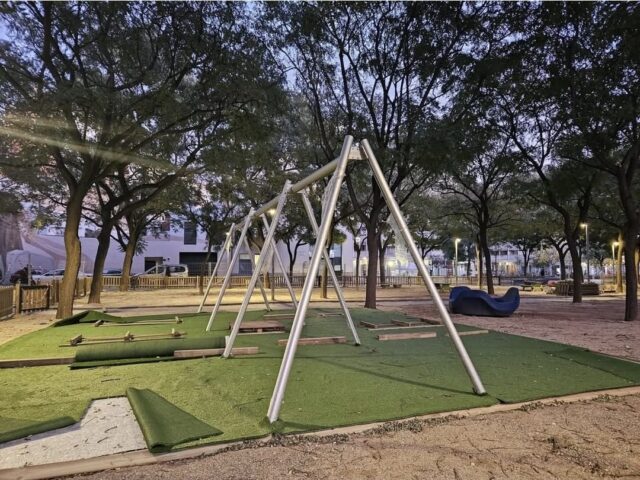 Sol artificial en l’únic parc infanti arborat del centre