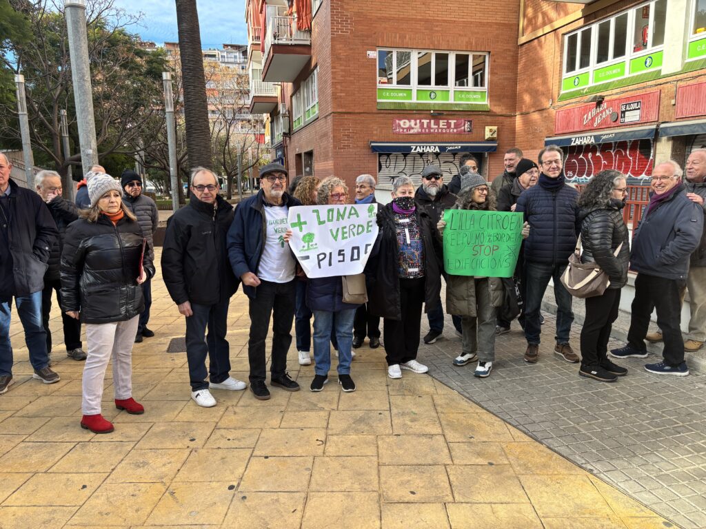 Veïnes i veïns de Santa Eulàlia es manifesten contra la modificació del Pla Metropolità que convertirà la illa Citroën en un bosc de nous habitatges