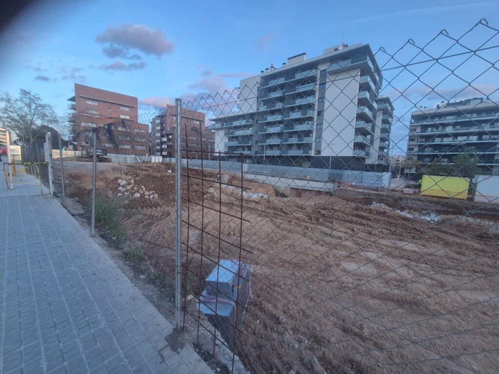 Una nova promoció d’edificis a la Cosme Toda, vulnerant previsiblement el càlcul d’ombres, està en marxa sense que l’equip Quirós les aturi preventivament