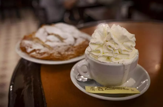 EL SUÍS O LA XOCOLATA DESFETA AMB NATA. L’ESTACA