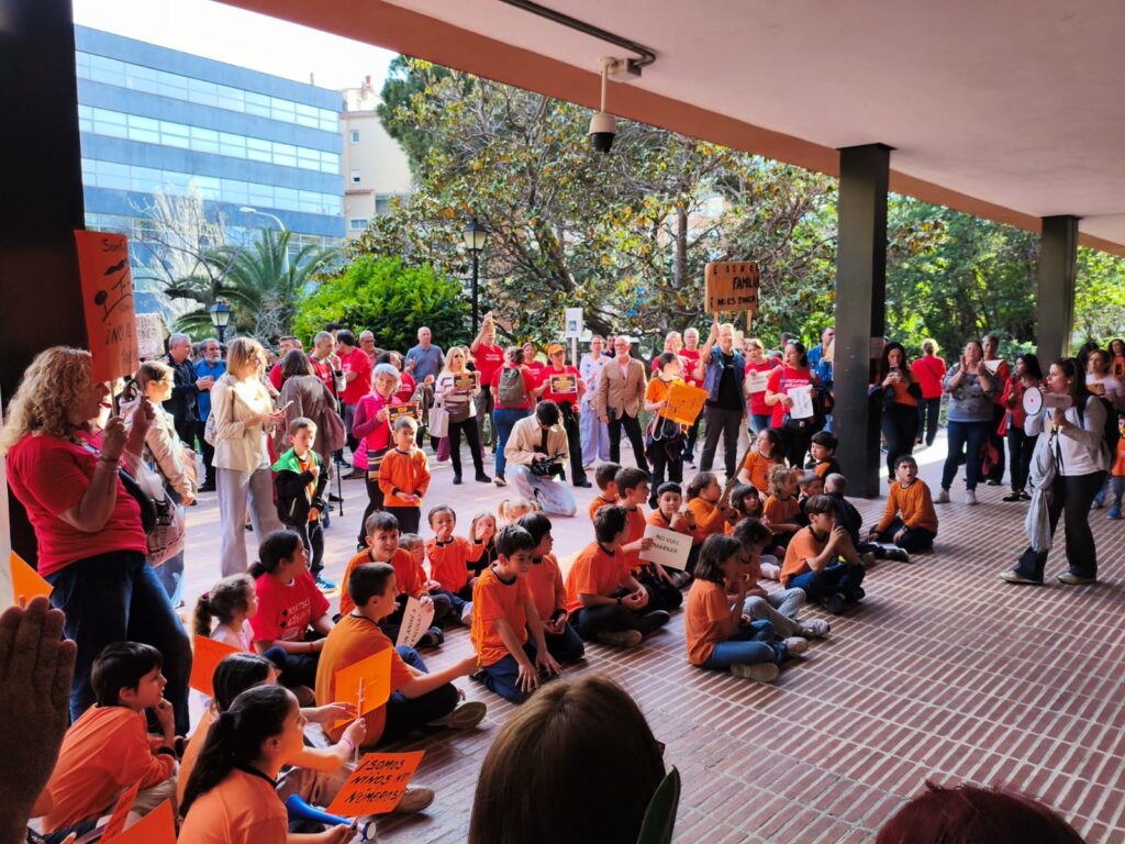 La comunitat educativa de l’Escola Sanfeliu reclama garantir la continuïtat del centre amb 159 alumnes