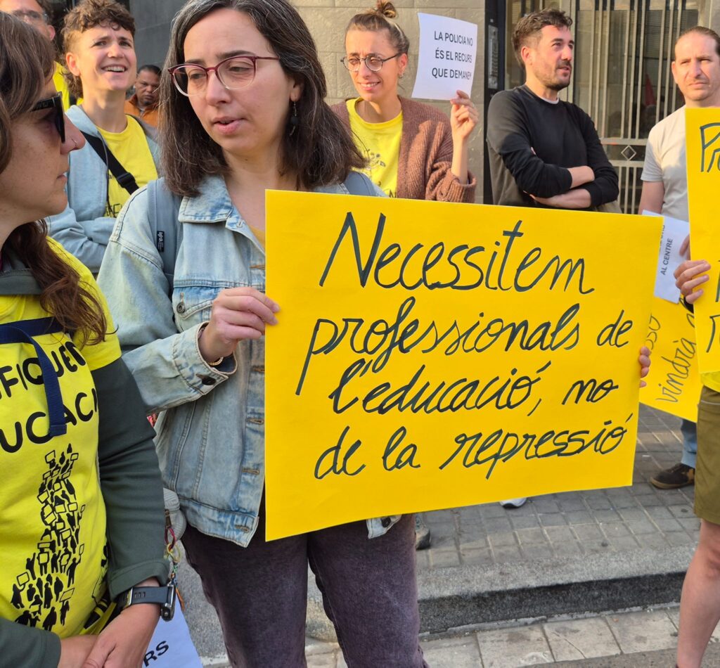 Rebuig frontal al pla pilot que comporta presència policial a instituts de secundària de l’Hospitalet