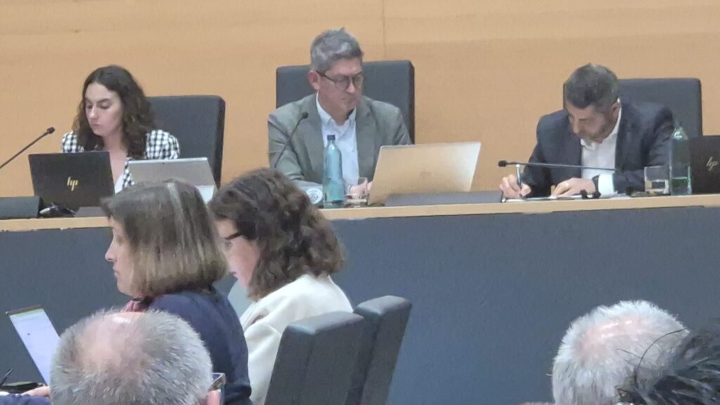 L’alcalde clausura el ple d’abril a les 12 de la nit sense que s’hagin pogut debatre les últimes onze mocions presentades per l’oposició