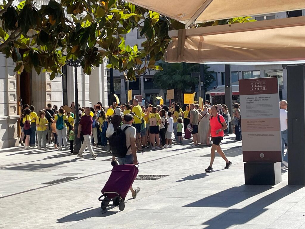 Desplegament policial sense precedents ordenat pel govern Quirós davant una mani de profes, famílies i criatures a la porta de l’Ajuntament