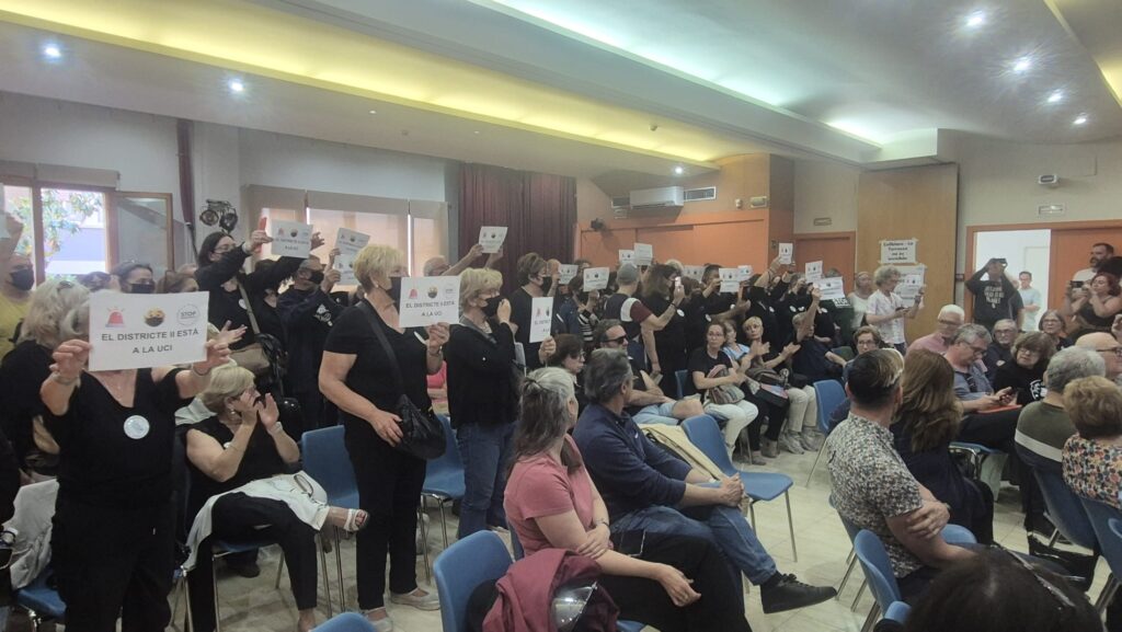 Los vecinos de Collblanc piden la dimisión de la regidora de distrito y del portavoz socialista en un Consell de Districte de urgencia