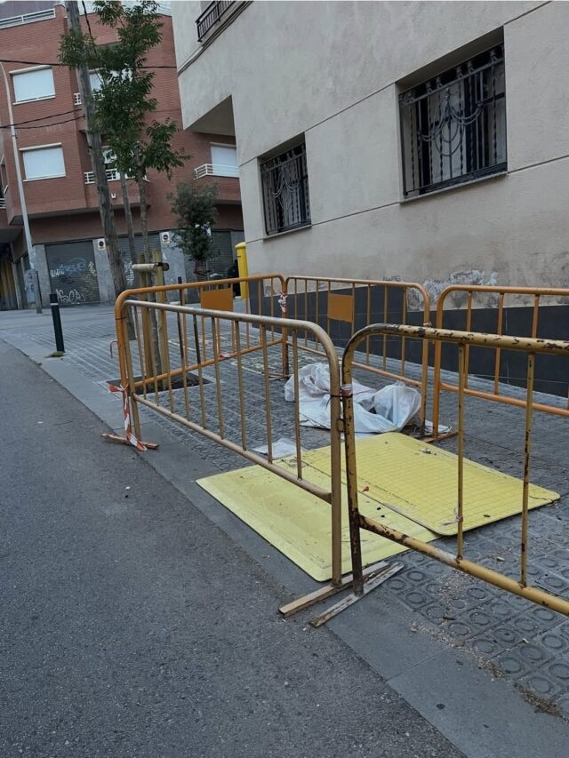 Fa tres mesos que es troba així aquest carrer de la barriada de Sanfeliu