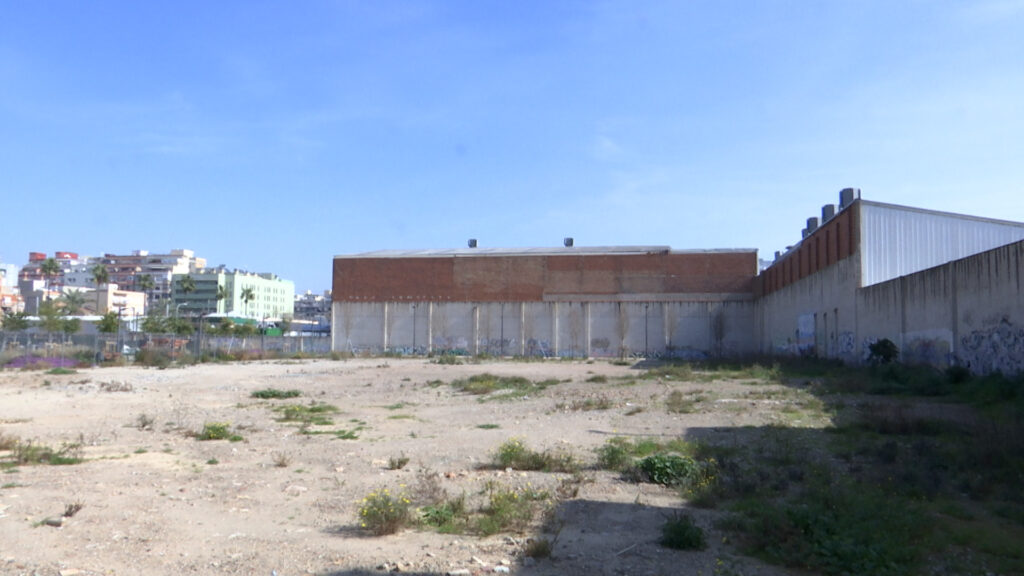 Quirós impone la construcción de una nueva comisaría en el solar idóneo para edificar una de las escuelas que l’Hospitalet precisa con urgencia