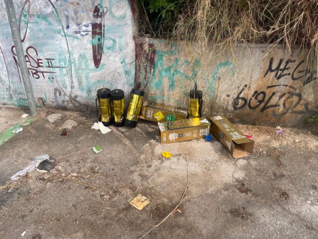 Vecinos denuncian suciedad en el aparcamiento junto al metro de Santa Eulàlia y piden: !!! Limpieza,  ausente !!! !!!! Policía, vista gorda!!!!