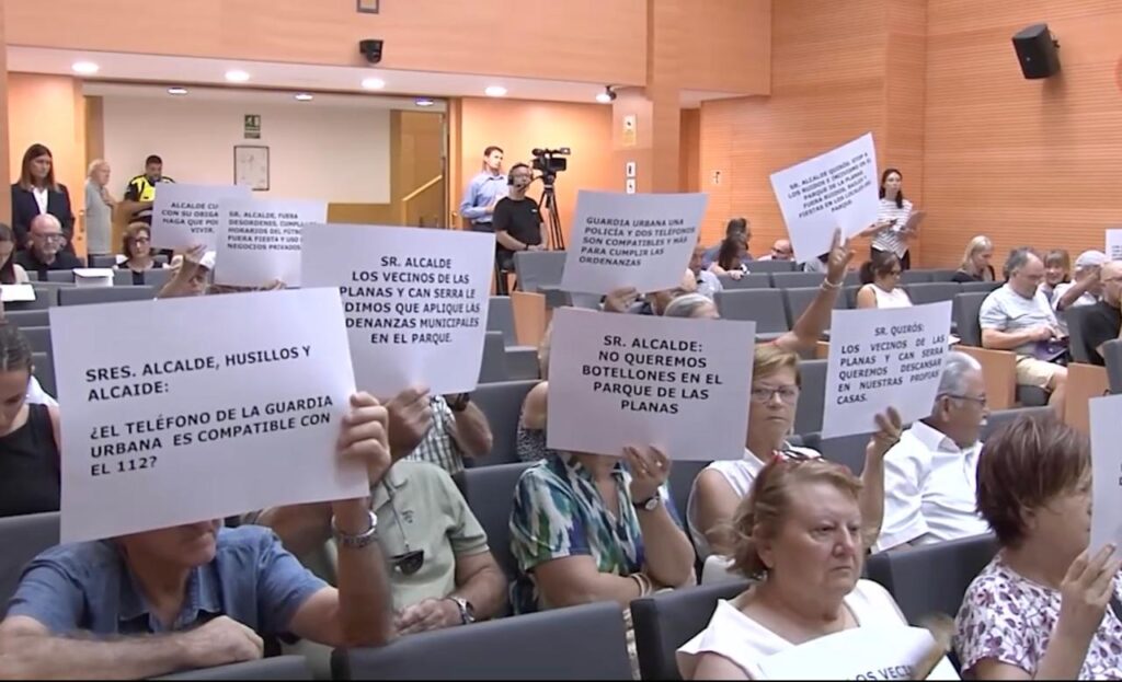 El darrer ple municipal rep les protestes dels veïns de Collblanc i de Can Serra