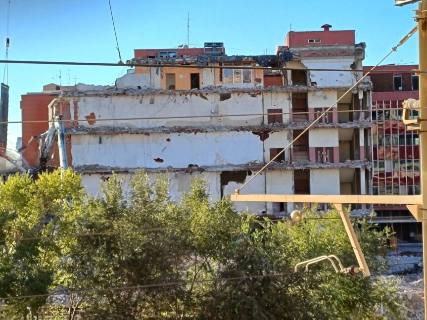 La pols dels enderrocs de l’antiga fàbrica Vanguard preocupa el veïnat de Santa Eulàlia