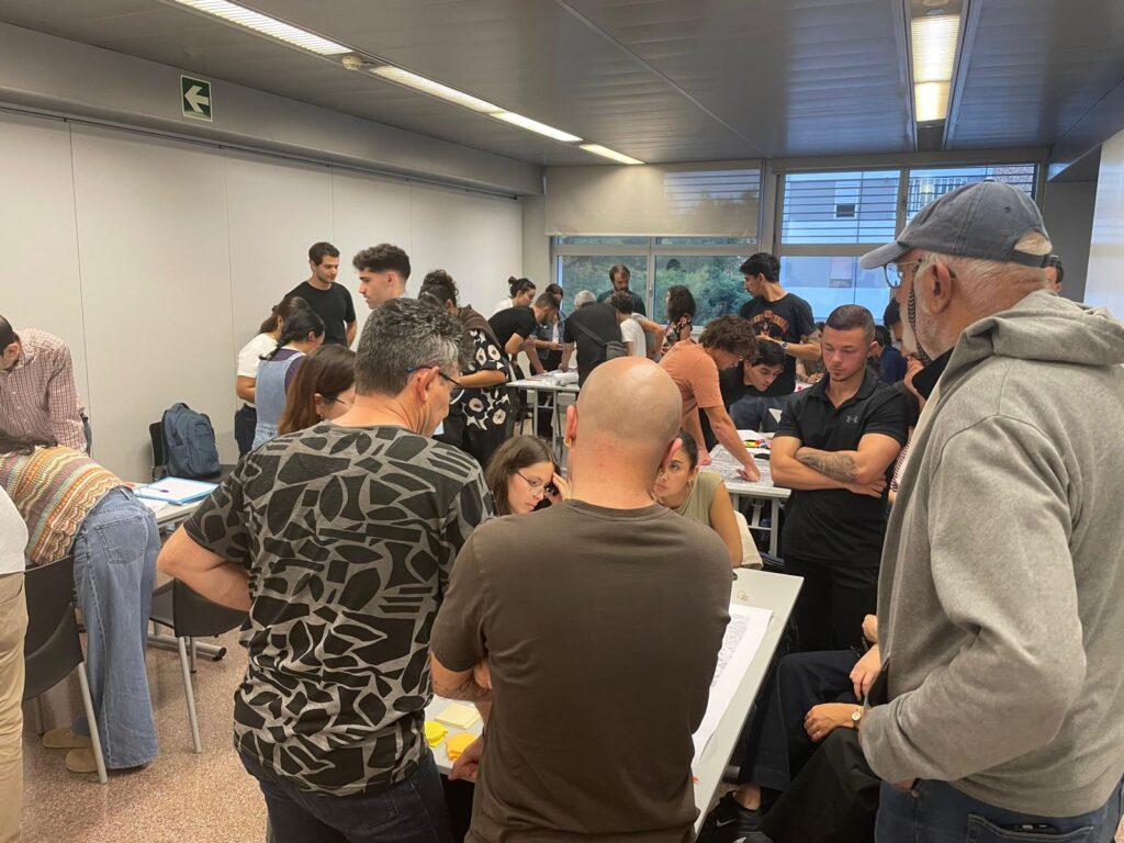 Veïns i estudiants intercanvien a Bellvitge informacions i opinions sobre el PDU Gran Via